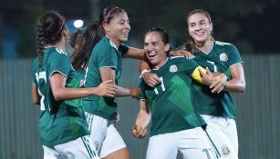 Tri Femenil festeja un gol contra Trinidad y Tobago
