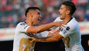  Felipe Mora y Victor Malcorra celebran el primer gol de Pumas 