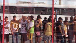 Integrantes de la Rebel afuera del estadio