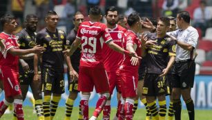 Jugadores de Morelia reclaman al árbitro tras segundo gol de Toluca