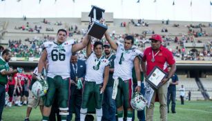 Jugadores de México levantan el trofeo de Subcampeones