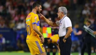 Gignac habla con Ricardo Ferretti en un juego de Tigres en 2017