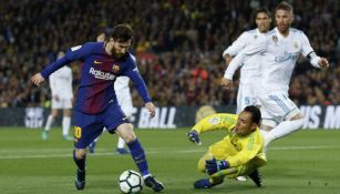 Messi encara a Navas en el Clásico de España 2017-18