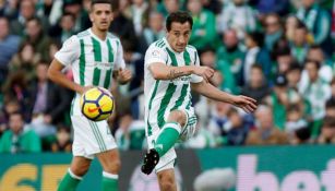 Guardado cobra un tiro libre en un juego del Betis