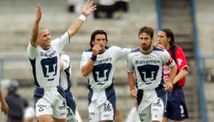 Verón celebra un gol con Pumas, en 2004