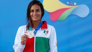 Paola Espinosa presume su medalla en los JCC