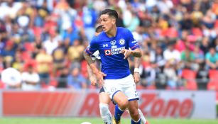 Roco corre tras el balón durante un partido de la Liga MX 