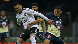 Daniel Arreola y Henry Martin pelean por el balón en el C2018