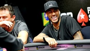 Neymar, sonríe durante el torneo Super Poker