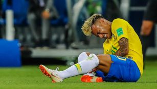 Neymar sufre una falta durante el Mundial