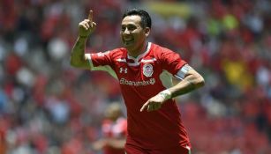 Sambueza festeja un gol con Toluca en la J1 del A2018