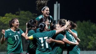 Jugadoras de México celebran uno de los goles