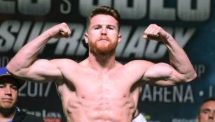 Canelo Álvarez durante una sesión de pesaje