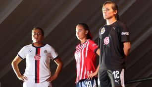 Jugadoras de Chivas Femenil posan con el uniforme