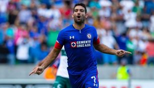 Martín Cauteruccio festeja uno de sus goles con Cruz Azul