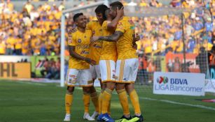 Jugadores de Tigres festejan en un partido