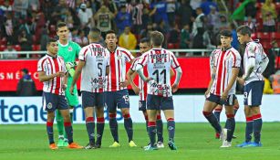 Jugadores de Chivas, cabizbajos tras el juego contra Cruz Azul