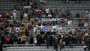 Policía saca a aficionados de Pumas del Jalisco