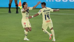 Lainez celebra su primer gol con Corona