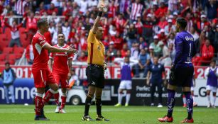 César Arturo Ramos expulsa Talavera en el duelo contra Chivas