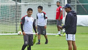 Eduardo López, durante un entrenamiento con Chivas