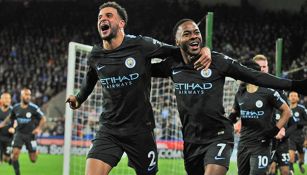 Walker y Sterling celebran un gol con el City