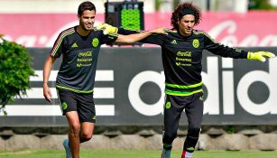 Diego Reyes y Memo Ochoa en una práctica del Tri