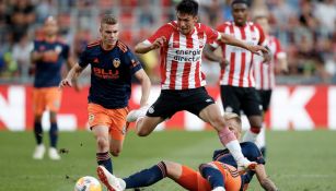 Chucky Lozano disputa un duelo con el PSV