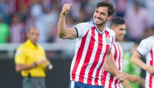 Alanís celebra una anotación con Chivas 