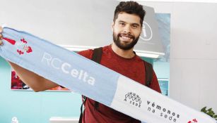 Néstor posa con una bufanda del Celta de Vigo 