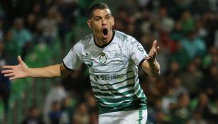 Alcoba reclama durante un juego de Santos Laguna