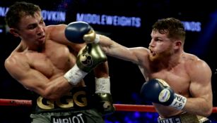 Canelo golpea a Golovkin durante un enfrentamiento