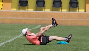 Miguel Herrera hace ejercicios durante entrenamiento 