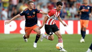 Lozano controla el balón durante un duelo con el PSV