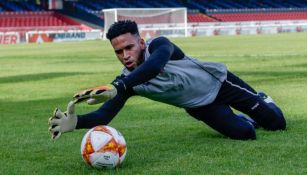 Pedro Gallese, en un entrenamiento de Veracruz