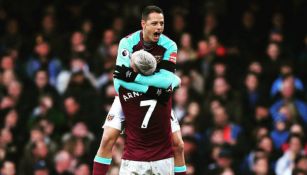 Chicharito y Marko Arnautovic celebrando un gol 