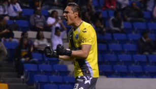 Moi Muñoz celebra un gol con Puebla