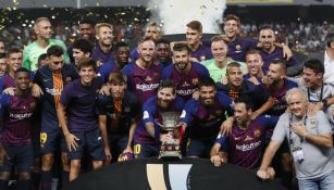 Jugadores del Barcelona festejan tras ganar la Supercopa de España