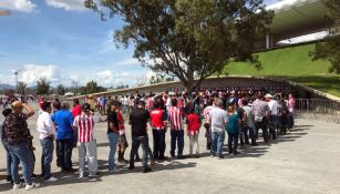 Aficionados de Chivas a las afueras del Estadio Akron