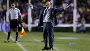 Miguel Herrera reclama al silbante Jorge Isaac Rojas