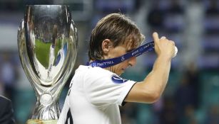 Modric se quita la medalla tras la final de la Supercopa