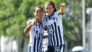 Jugadoras de Monterrey celebra un gol ante Querétaro