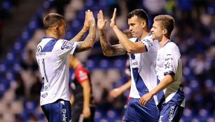 Jugadores del Puebla celebran un gol ante el Atlas en la J6 del A2018