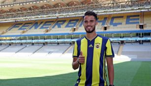 Diego Reyes posa en el estadio de Fenerbahçe 