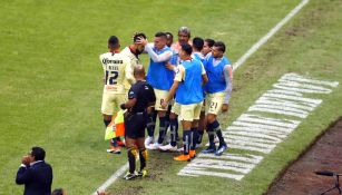 Oribe Peralta festeja con la banca su anotación ante Pumas