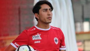 Govea posa con la playera del Royal Antwerp