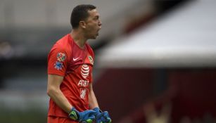 Agustín Marchesín festeja un gol del América vs Pumas