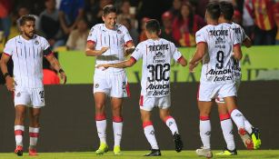 Jugadores de Chivas festejan el gol