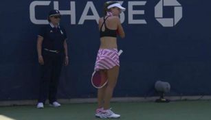  Alizé Cornet se arregla la playera durante duelo del US Open