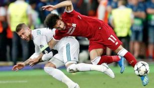 Ramos derriba a Salah en la Final de Champions